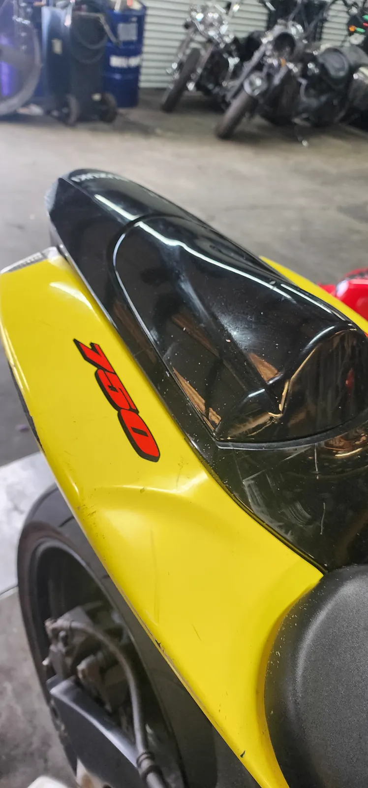 custom motorcycle painting Woodstock — close-up of a yellow Suzuki GSX-R 750 tail and dark tinted seat cowl