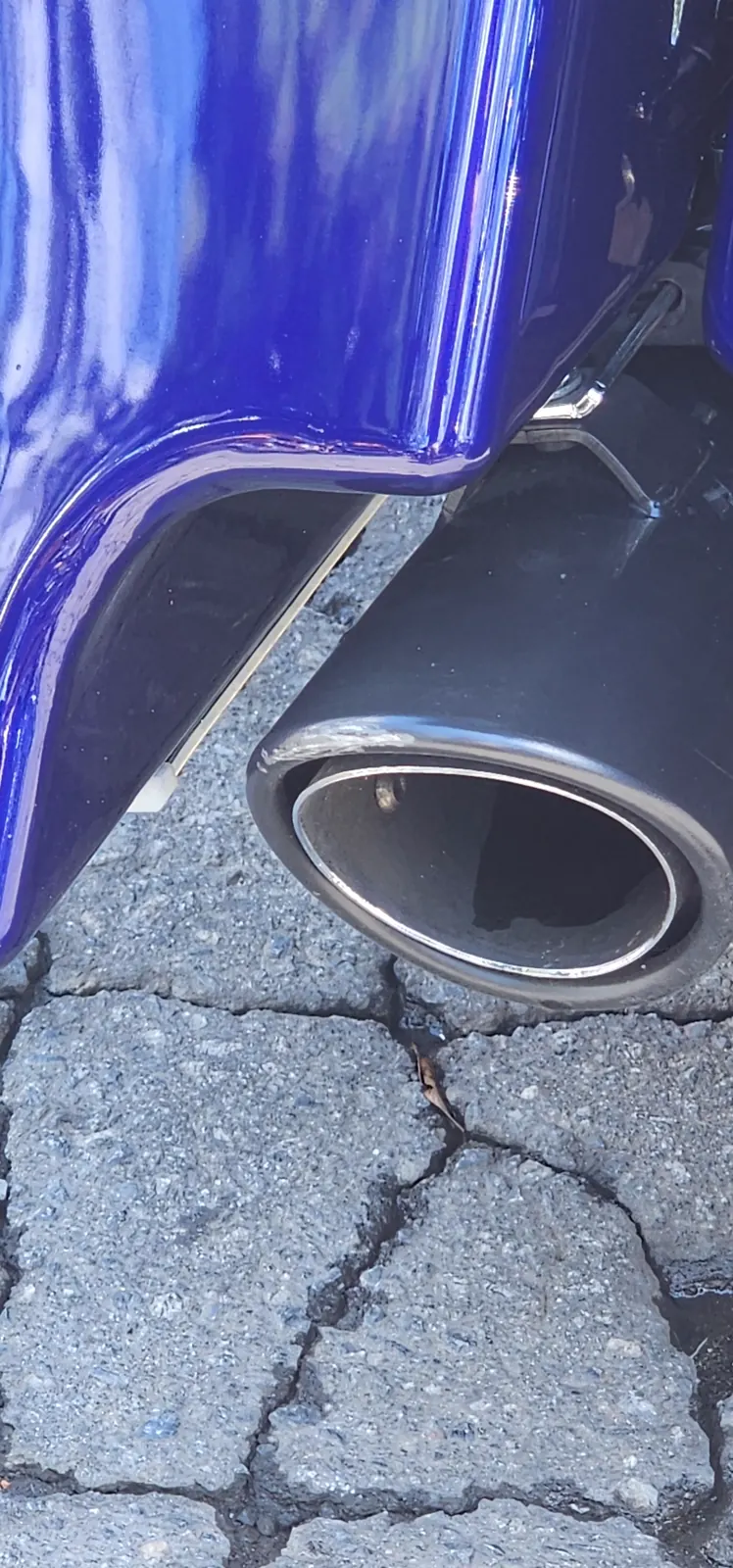 gloss paint depth on a deep blue Harley saddlebag and chrome-tipped exhaust near Dallas GA